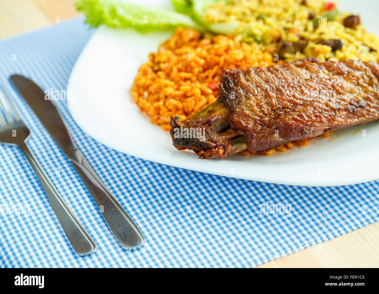 Délicieux plat de viande de dinde avec du riz et de la laitue Banque D'Images