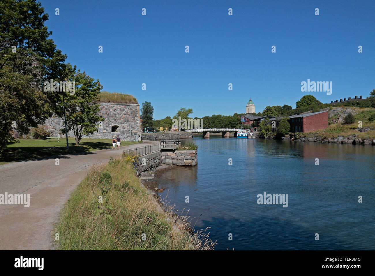 Le canal d'eau centrale entre l'Suisaari & Iso Mustasaari sur l'île forteresse de Suomenlinna, Helsinki, Finlande. Banque D'Images