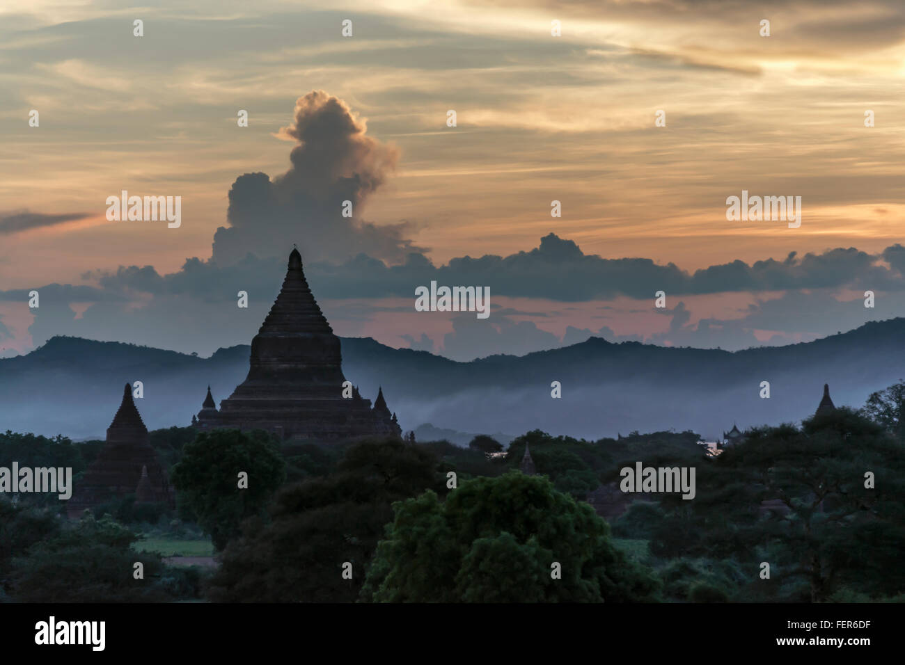 Vue du coucher de soleil depuis la Pagode Shwesandaw vers le fleuve Irrawaddy, Bagan, Myanmar Banque D'Images