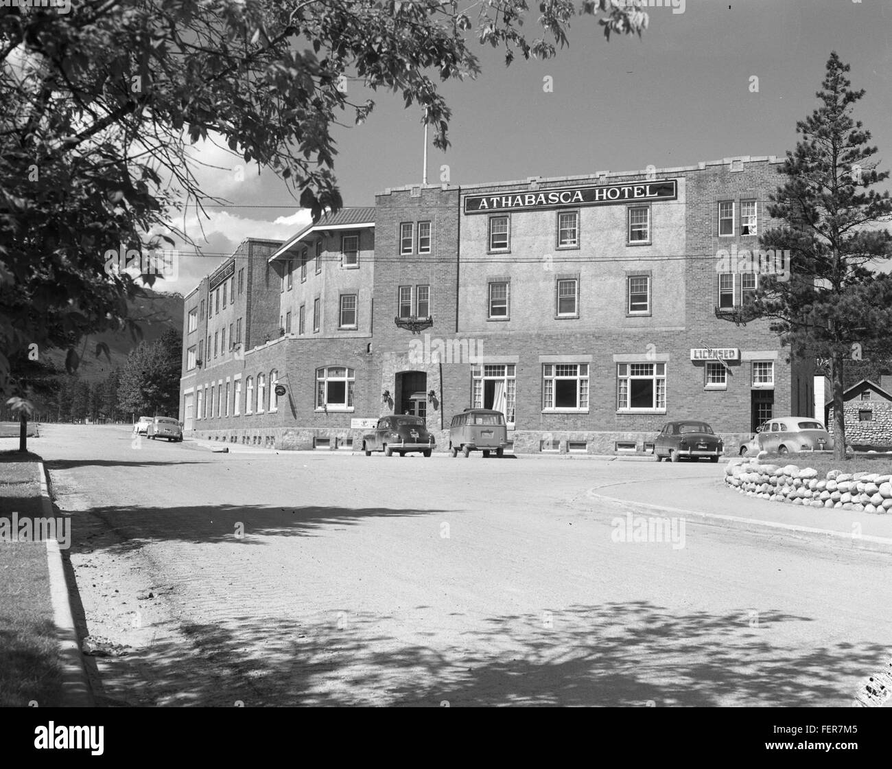 L’hôtel Athabasca, un hôtel historique situé à Jasper, en Alberta, au Canada, est connu pour son architecture emblématique et son importance en tant que point de repère dans l’industrie touristique et hôtelière de la région. Banque D'Images
