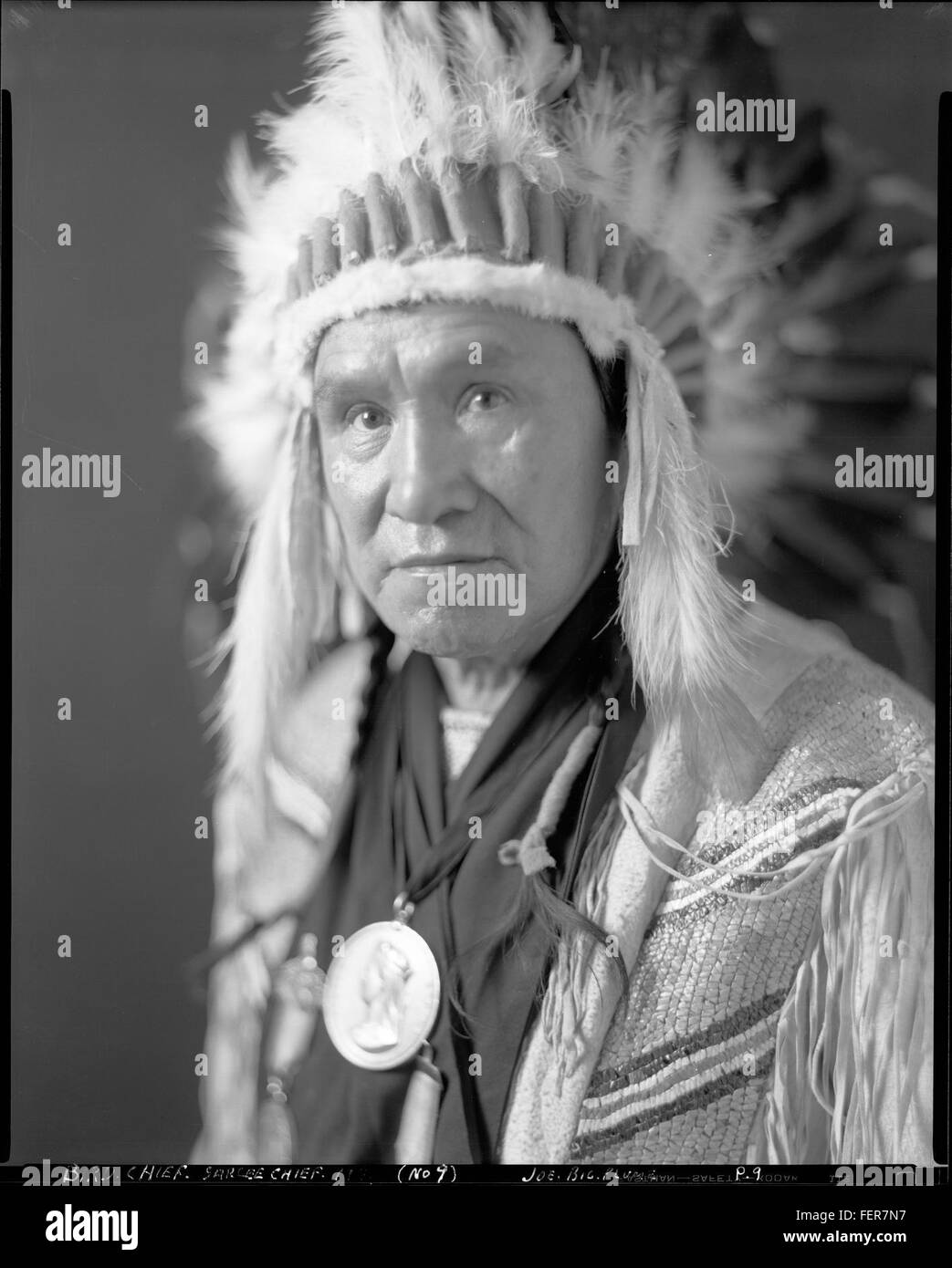 Un portrait de Joe Big Plume, une figure éminente de la nation Tsuu T'ina, capturant sa ressemblance dans un style traditionnel. L'image reflète l'héritage culturel et l'identité du peuple Tsuu T'ina. Banque D'Images