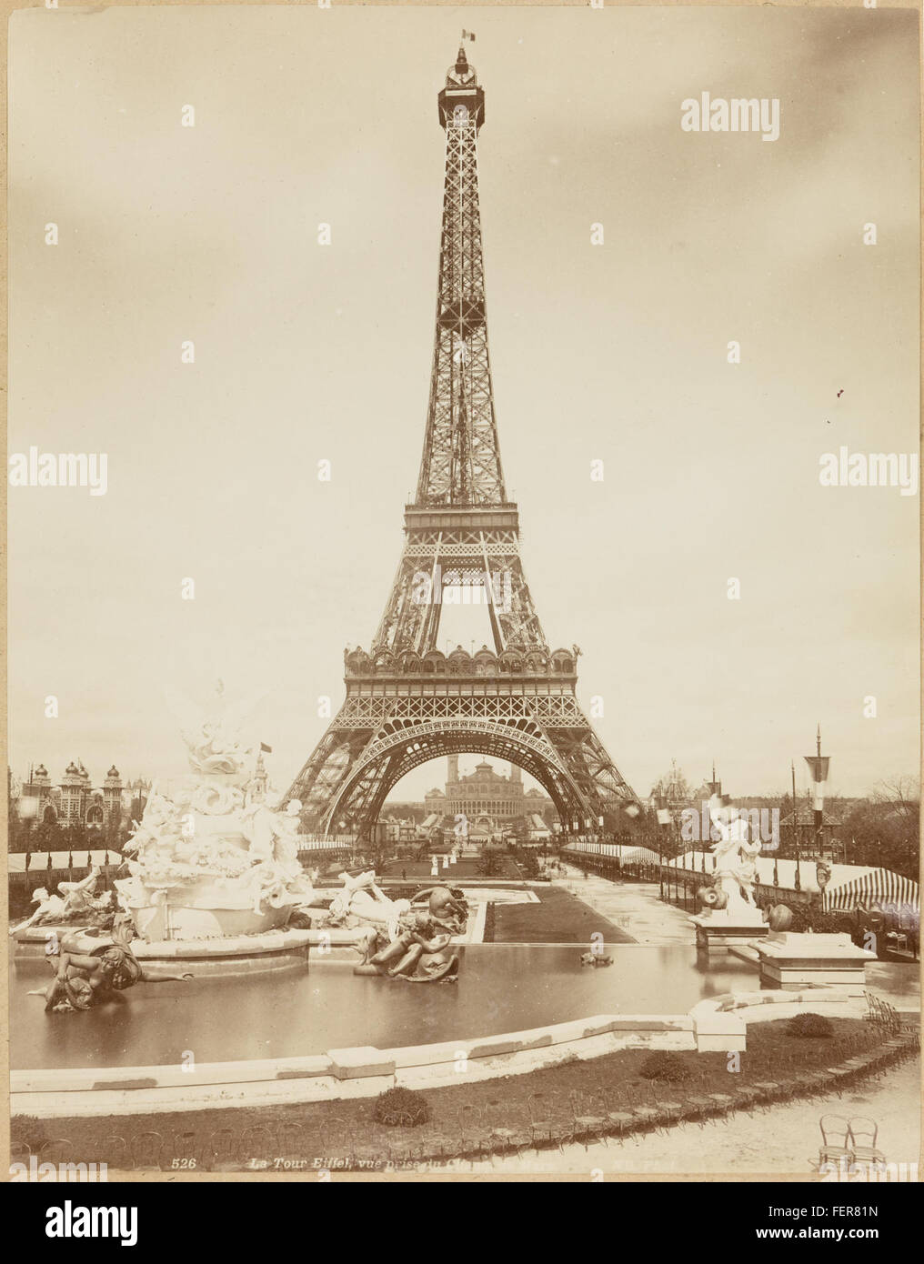 La Tour Eiffel, vue du champ de mars, lors de l’exposition universelle de Paris, présente la tour comme un symbole emblématique de l’ingénierie et du design français. Banque D'Images