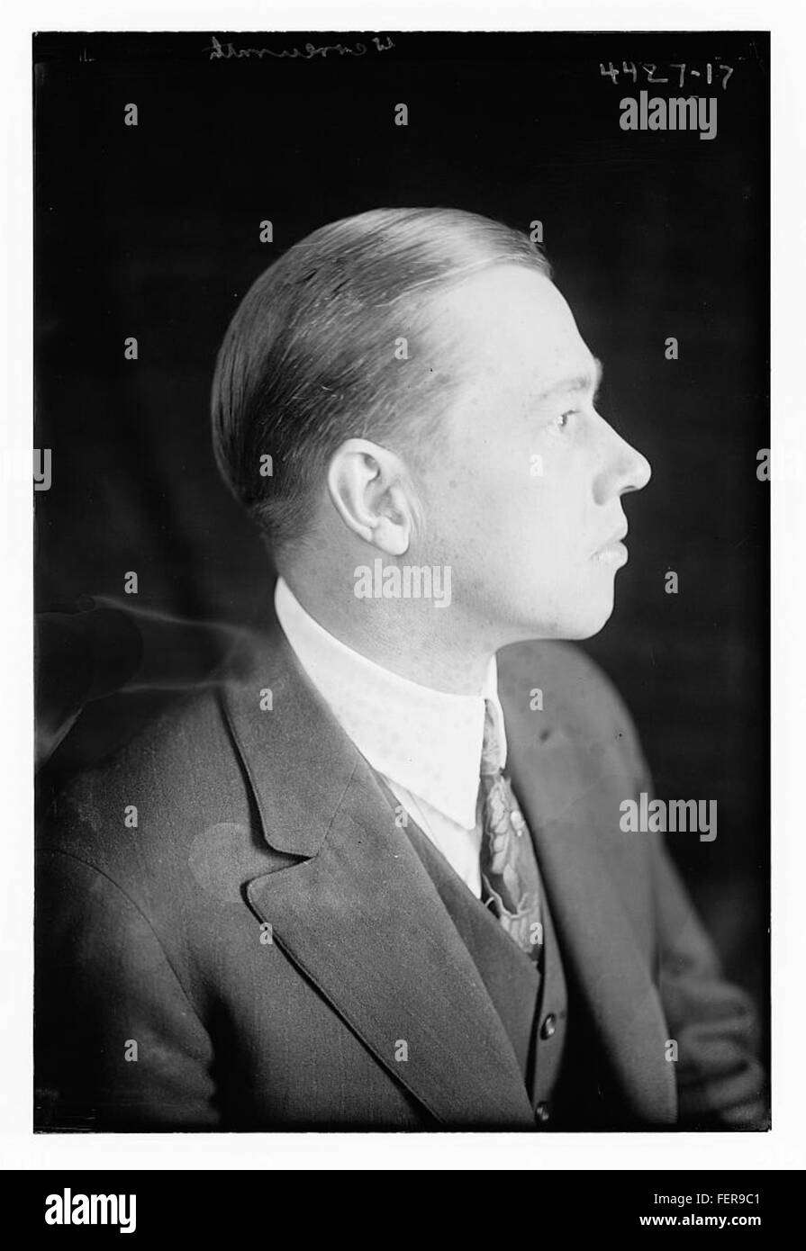 Werrenrath fait référence à une figure historique, probablement un musicien ou un interprète, contribuant aux arts et au divertissement, bien que des détails spécifiques nécessitent un contexte plus approfondi. Banque D'Images