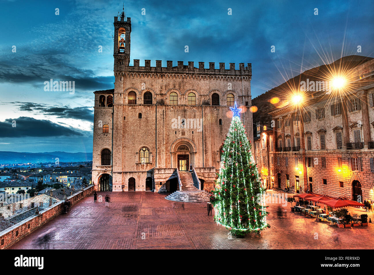 Gubbio, Ombrie, Italie à l'époque de Noël. La magnifique Piazza Grande avec l'historique de vos Palazzo dei Consoli et le grand arbre Banque D'Images