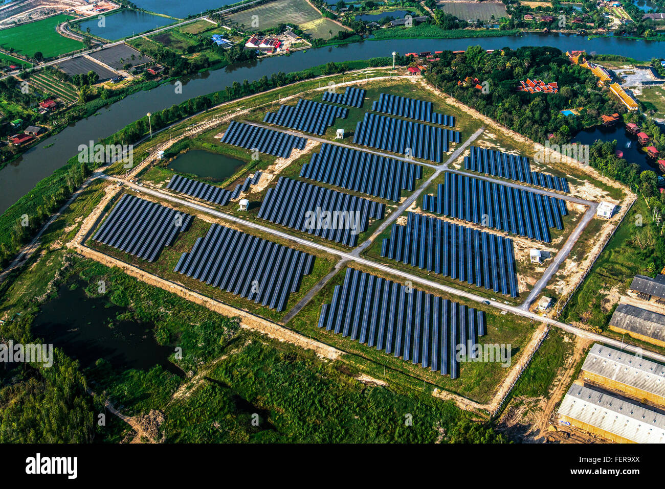 Ferme solaire, panneaux solaires, photo à partir de l'air Banque D'Images