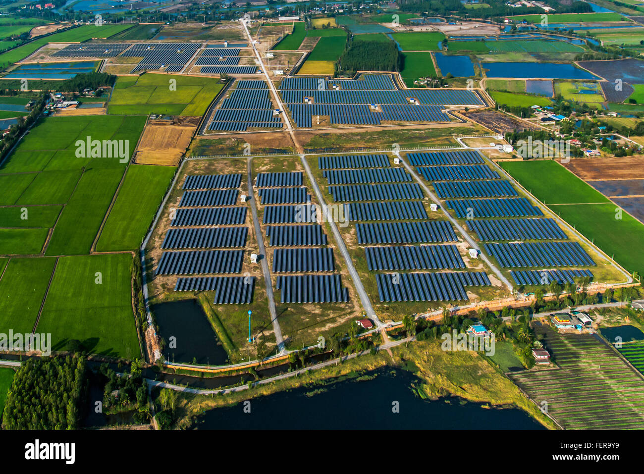 Ferme solaire, panneaux solaires en Thaïlande en provenance de l'air Banque D'Images