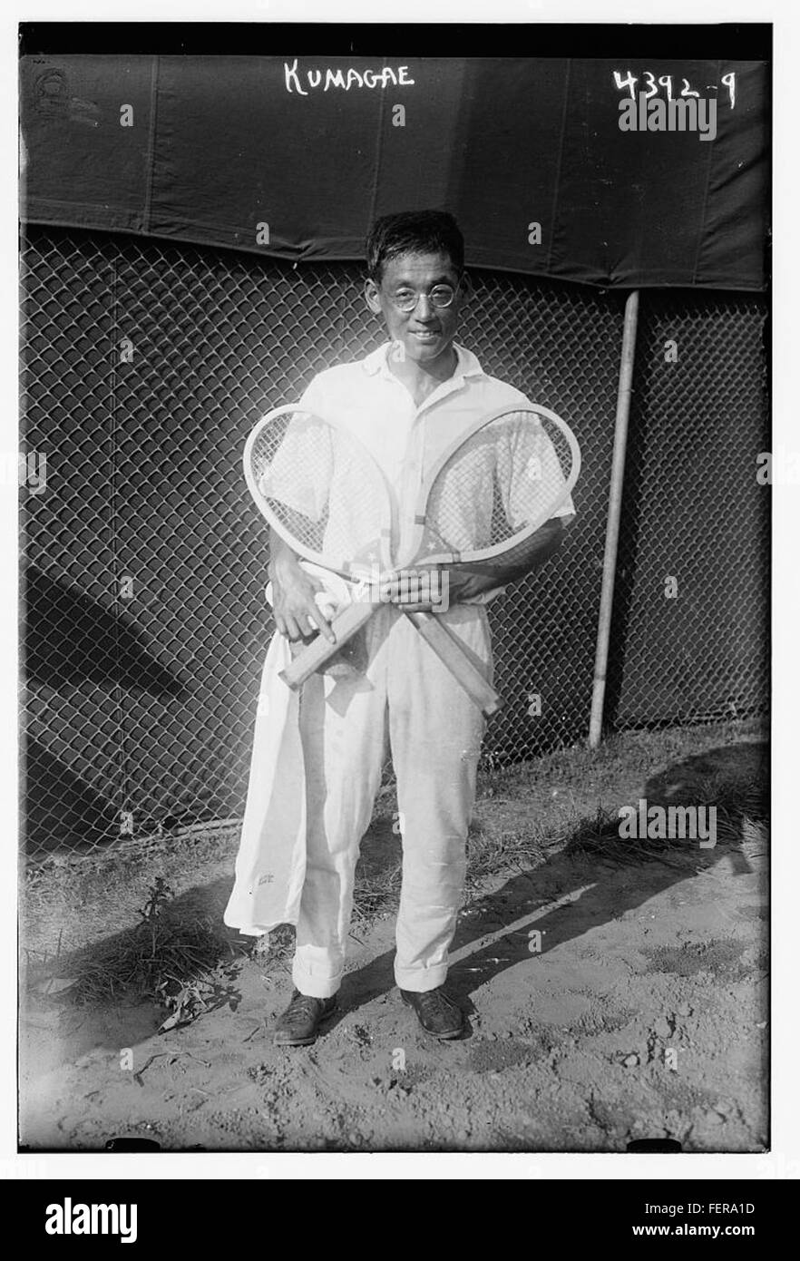 Une photographie de Kumagae, un joueur de tennis connu pour ses réalisations dans ce sport. L'image souligne son rôle dans l'histoire du tennis, capturant un moment de sa carrière dans le sport. Banque D'Images