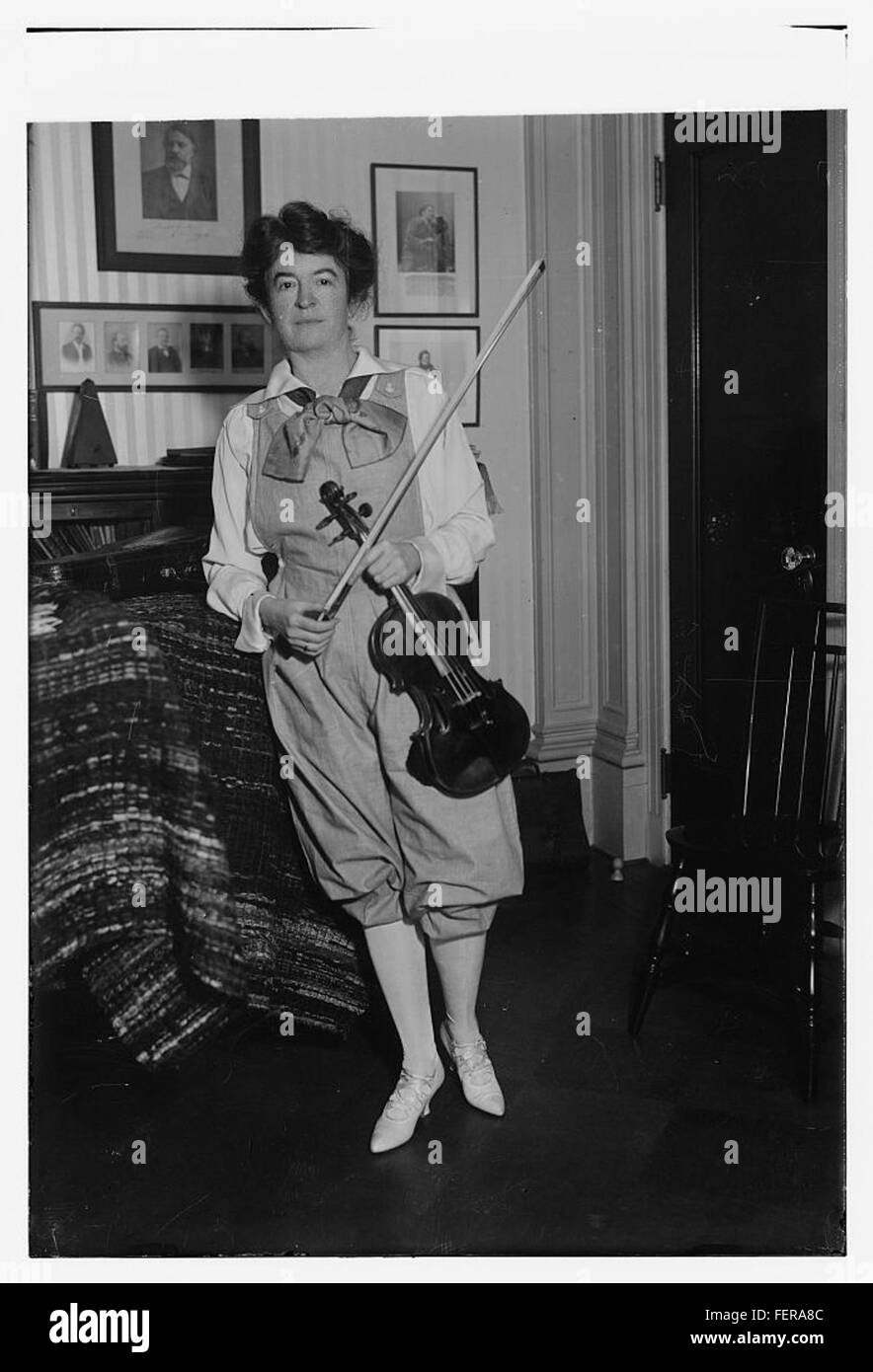 Maud Powell était une violoniste américaine influente, reconnue pour ses contributions à la musique classique. Elle a été l'une des premières femmes à établir une carrière internationale majeure en tant que violoniste, brisant les barrières pour les femmes dans la musique classique. Banque D'Images