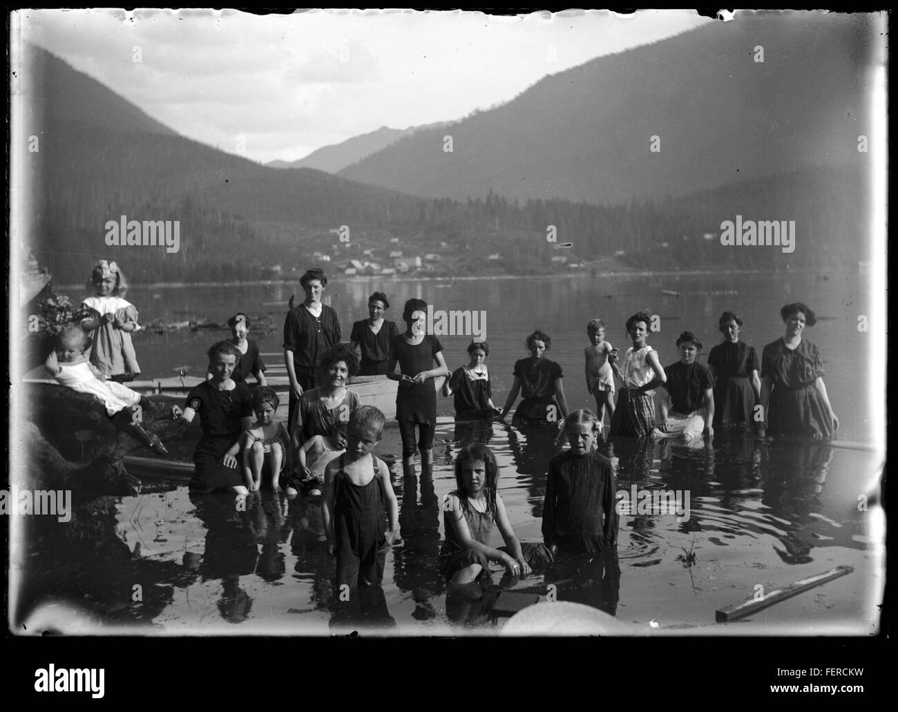 Swimmers VPL 1805 est une peinture ou une photographie représentant des individus nageant, capturant un moment d'activité aquatique. Il représente la physicalité et la grâce des nageurs, mettant en évidence la connexion humaine à l'eau comme moyen de sport et de loisirs. Banque D'Images