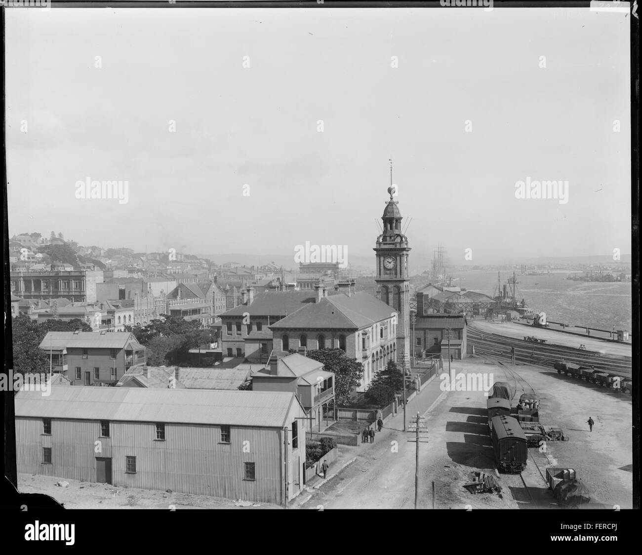 Une image historique du port de Newcastle en Nouvelle-Galles du Sud, mettant en valeur Stockton et le Dyke. Cette photographie en noir et blanc met en valeur l'infrastructure importante et le paysage naturel de la zone portuaire. Banque D'Images