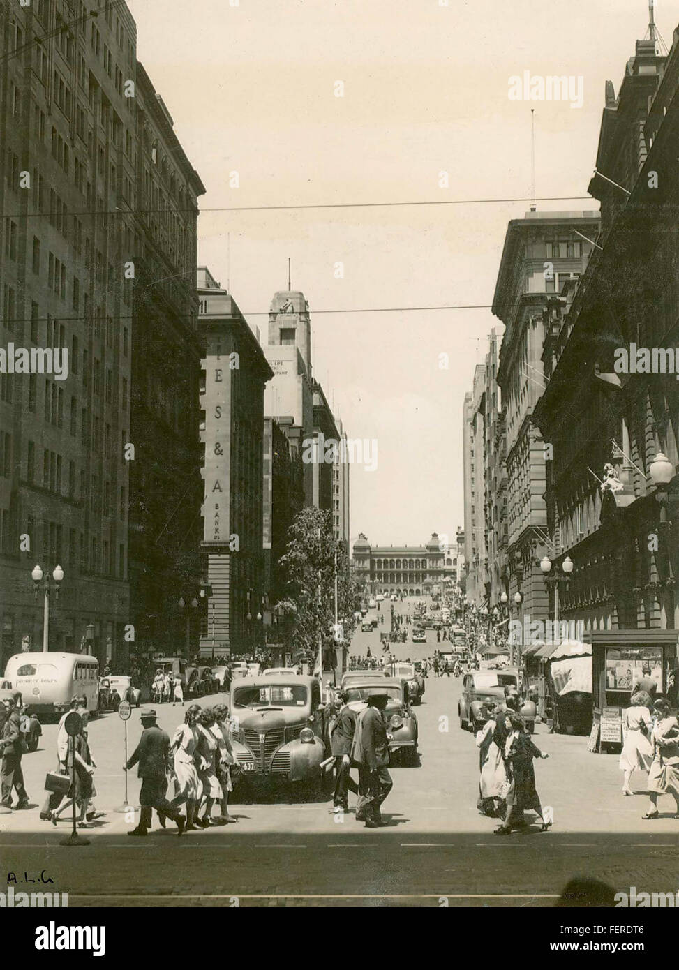 Une photographie en noir et blanc de Martin place, une rue principale de Sydney, en Nouvelle-Galles du Sud, mettant en valeur l'aménagement urbain et l'architecture. L'image reflète le développement historique de la région. Banque D'Images
