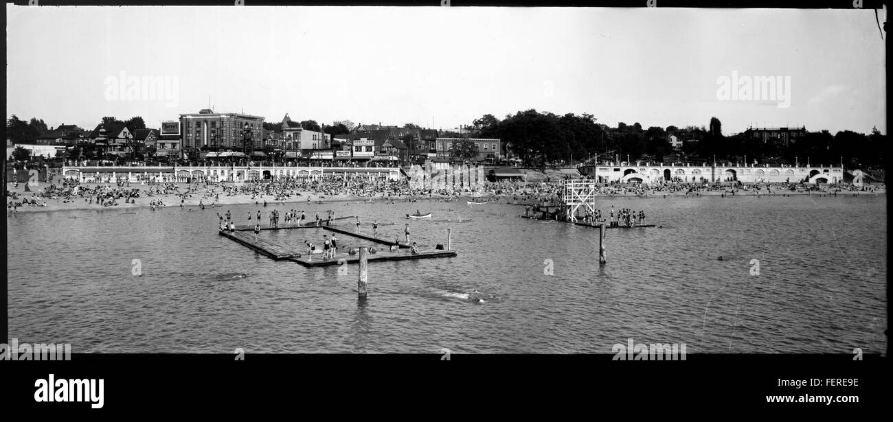 L'image représente English Bay Beach à Vancouver, mettant en valeur la beauté pittoresque de la région. La plage est connue pour ses vues imprenables sur l'océan, les montagnes et le paysage urbain. C'est une destination populaire pour les habitants et les touristes, offrant un environnement paisible pour les loisirs et les activités de loisirs. Banque D'Images