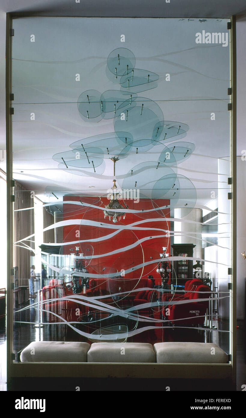 'O Lago e os Peixes' est une œuvre de 1978 panneaux de verre de Marianne Peretti, qui dépeint la relation entre l'eau et la vie aquatique à travers un design complexe et des couleurs vibrantes. La pièce reflète les pratiques artistiques modernes brésiliennes. Banque D'Images