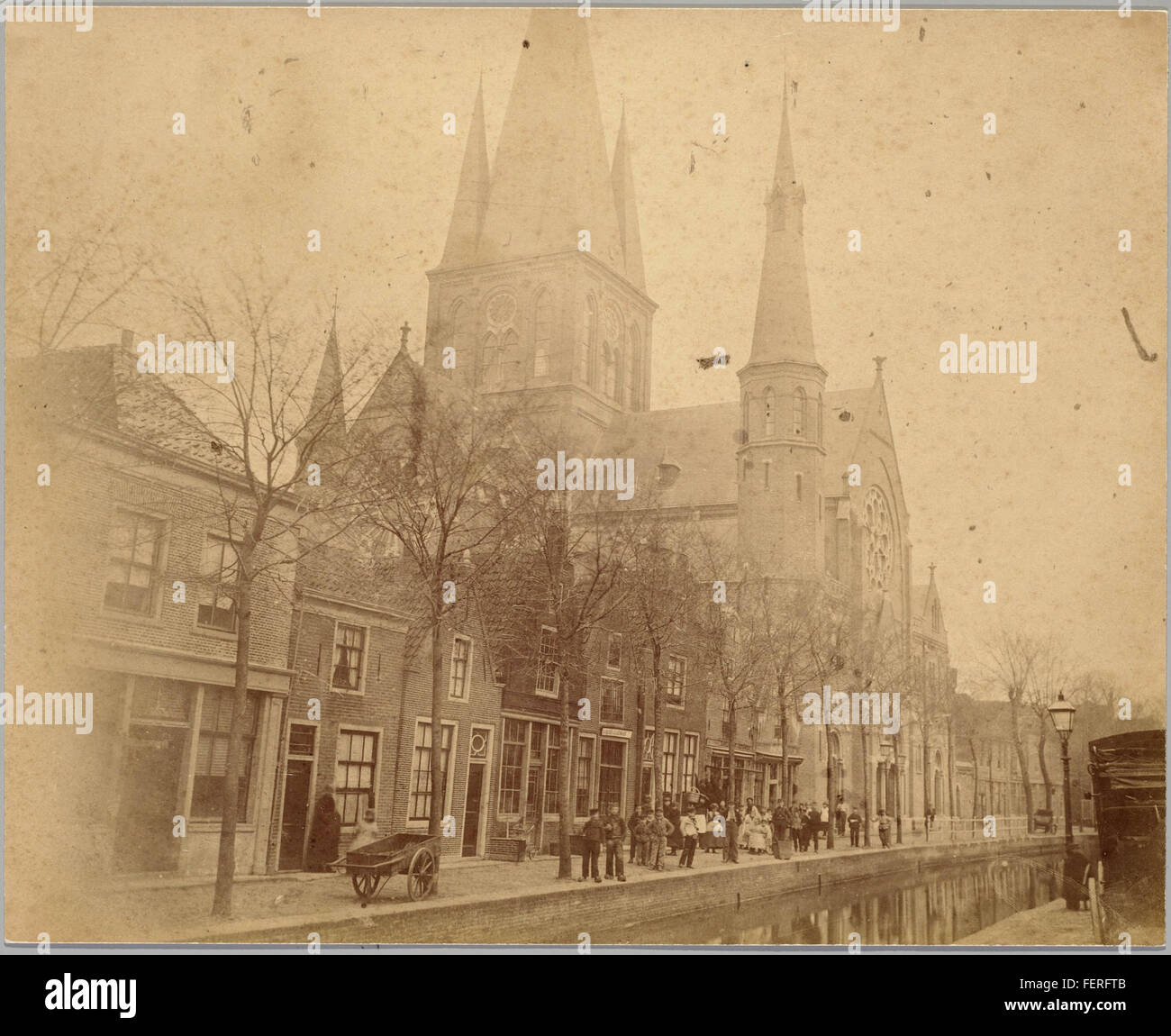 Cette photographie, datée de 1865, montre l'église de membres Dominicus à Alkmaar, aux pays-Bas. L'église, avec ses caractéristiques architecturales distinctives, a une signification historique et est un élément clé du patrimoine local. L'image capture sa maçonnerie détaillée et son design emblématique. Banque D'Images