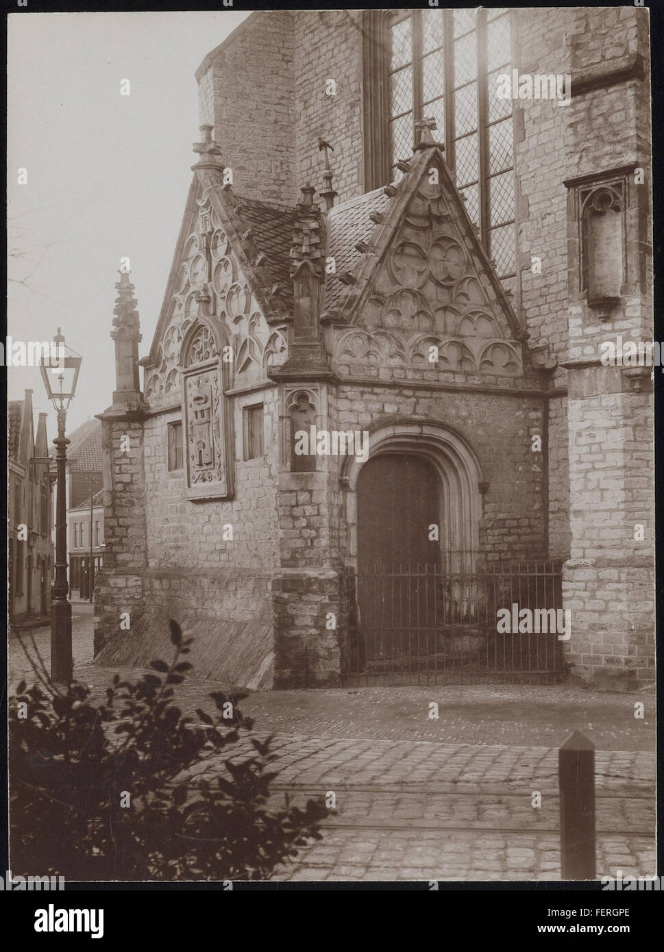 La Grote Kerk (Grande église) à Alkmaar, aux pays-Bas, a été construite vers 1500 et est un exemple parfait de l'architecture gothique néerlandaise. L'église est célèbre pour sa tour massive et ses vitraux complexes. Cette photo du début des années 1900 capture sa grandeur historique et ses caractéristiques architecturales détaillées, mettant en valeur son importance en tant que monument religieux et culturel à Alkmaar. Banque D'Images
