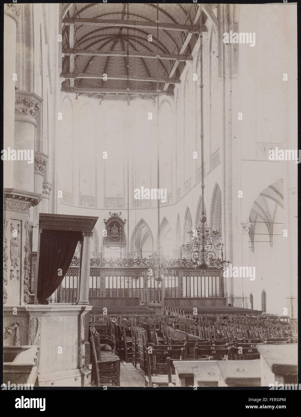 Image de la Grote Kerk (constituant Laurenskerk) à Alkmaar, pays-Bas, mettant en valeur l'architecture de cette église historique. L'église est un point de repère notable à Alkmaar et un exemple d'architecture gothique. Banque D'Images