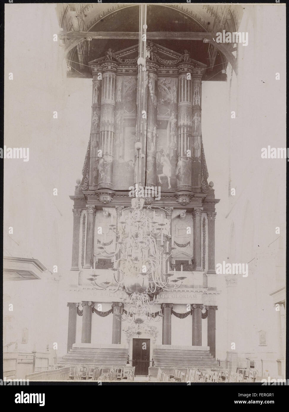 La Grote Kerk à Alkmaar, aux pays-Bas, est représentée sur cette image du début du XXe siècle. L'église, datant de la période médiévale, est une structure emblématique de la ville, connue pour son architecture et son orgue historique. Banque D'Images