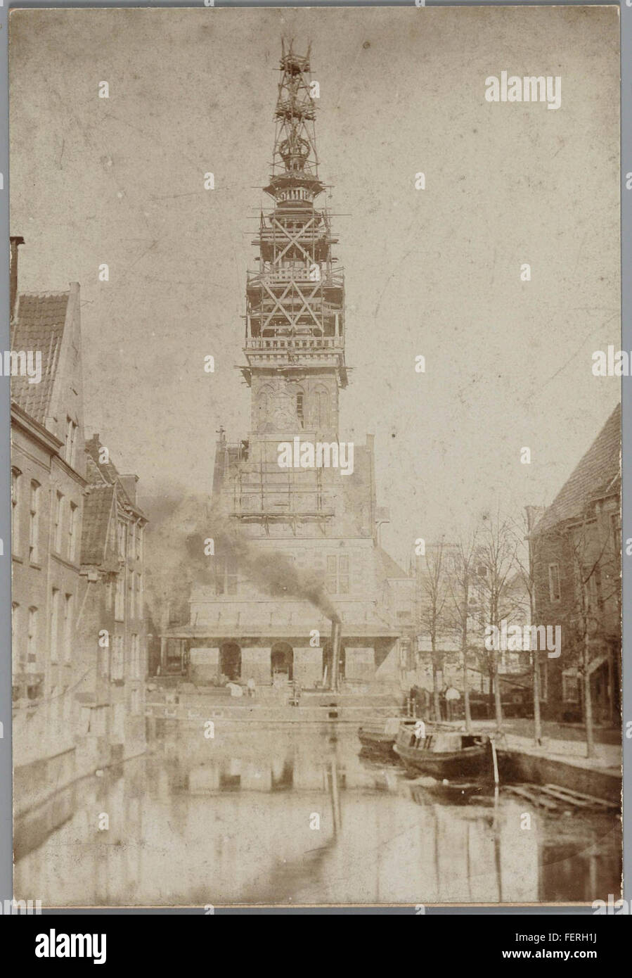 Le bâtiment de Waag à Amsterdam, capturé dans une photographie de 1884, est une structure historique qui servait autrefois de maison de pesage. C'est un exemple emblématique de l'architecture de la Renaissance néerlandaise et reste un point de repère clé dans la ville. Banque D'Images