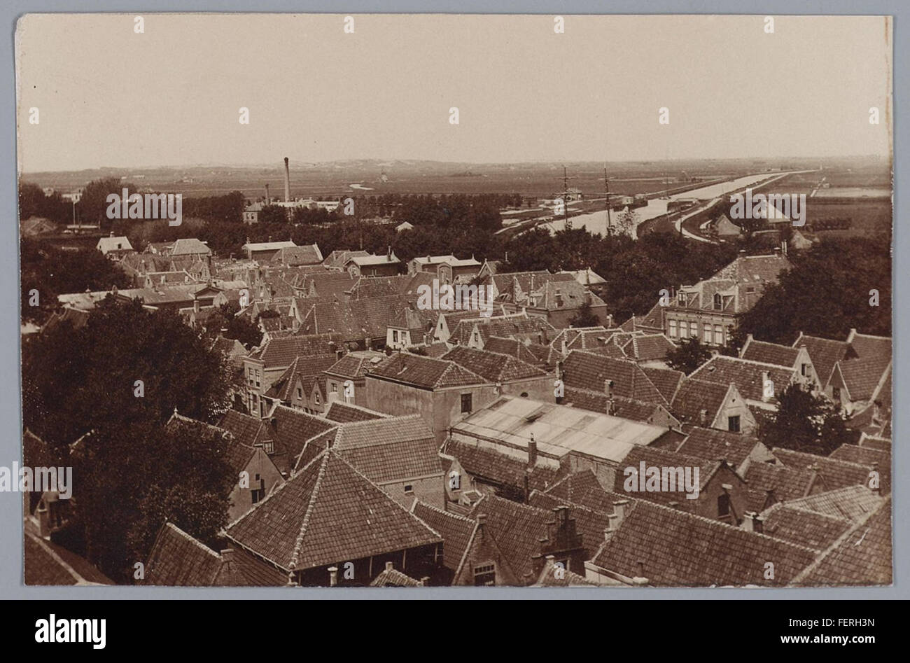 Cette photographie, prise vers 1898, capture une vue panoramique d'Alkmaar, une ville historique des pays-Bas. Il met en évidence le Waagtoren, une maison de pesée du XVIe siècle qui est devenue l'un des monuments les plus emblématiques de la ville. Banque D'Images