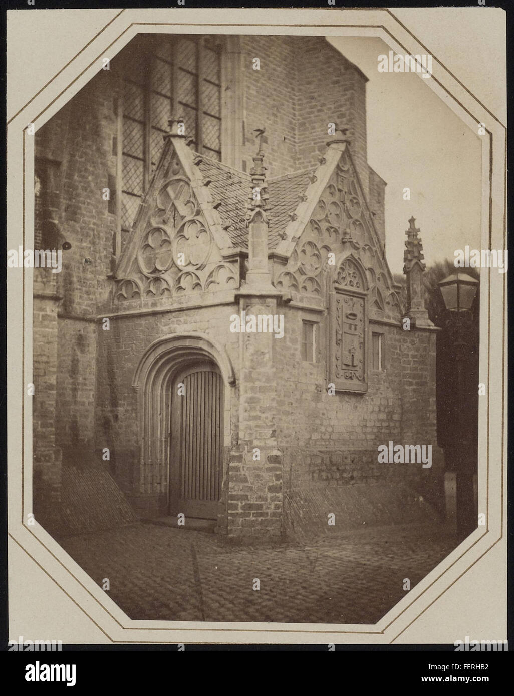 Photographie de la Grote Kerk (Grande église) à Alkmaar, pays-Bas, prise vers 1870, montrant les caractéristiques architecturales et l'importance historique de l'église. Banque D'Images