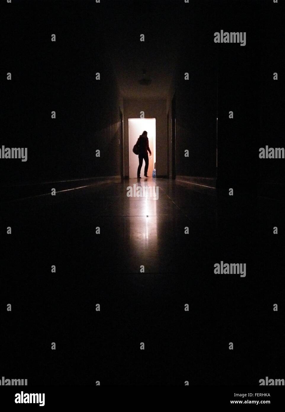 man-sitting-silhouette-banque-de-photographies-et-d-images-haute
