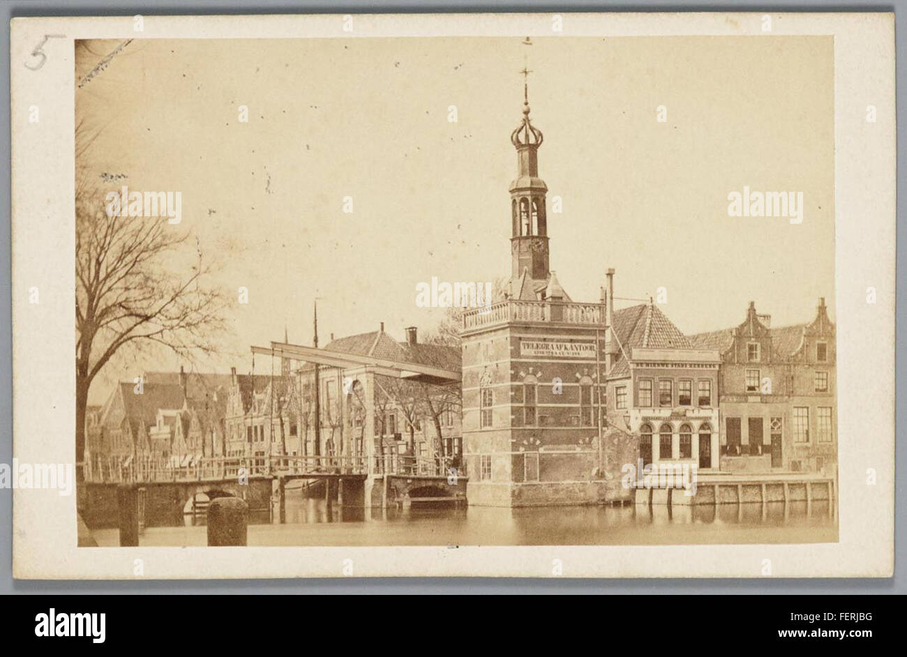 Photographie historique de l'Accijnstoren à Alkmaar, prise vers 1875. L'image capture la tour emblématique, qui a servi de tour d'impôt dans le passé, un élément important de l'histoire d'Alkmaar. Banque D'Images
