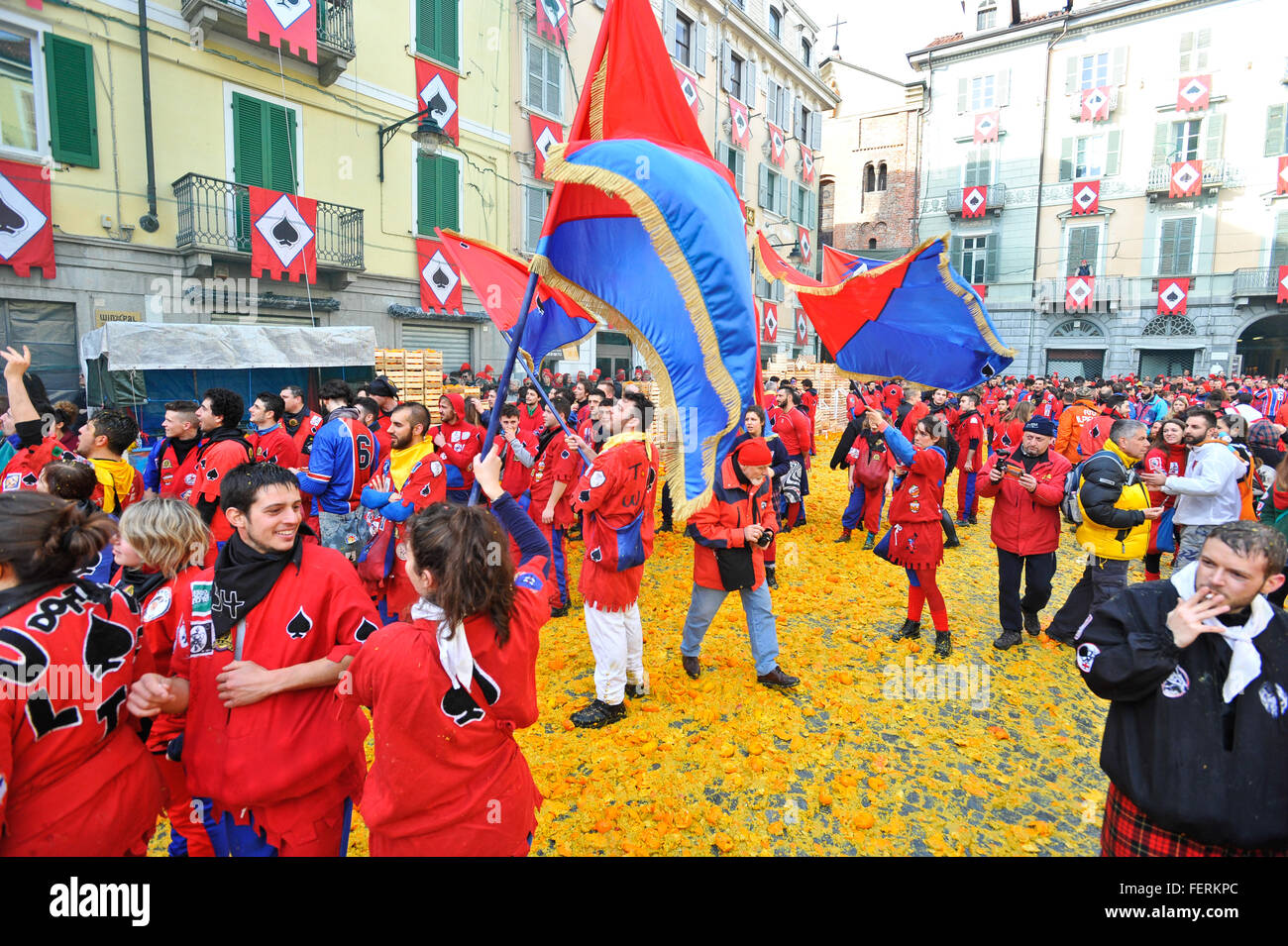 Ivrea, Italie. February 8th, 2016. Scène de bataille des oranges à Ivrea Caarnival Crédit : Gaetano Piazzolla/Alamy Live News Banque D'Images