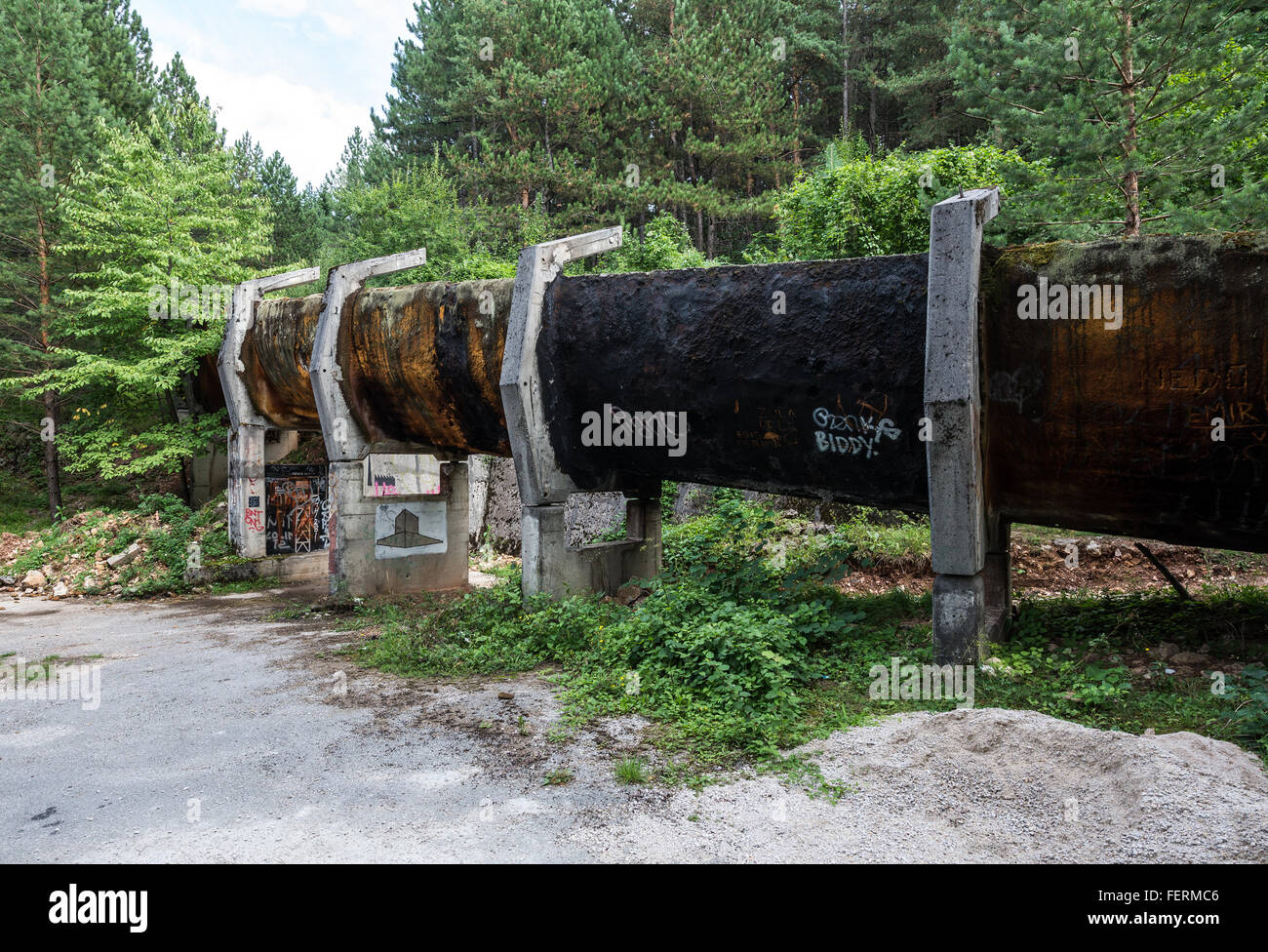 Jeux Olympiques de Sarajevo endommagé piste de bobsleigh et de Luge situé sur la montagne Trebevic, construit pour les Jeux Olympiques d'hiver de 1984 Banque D'Images