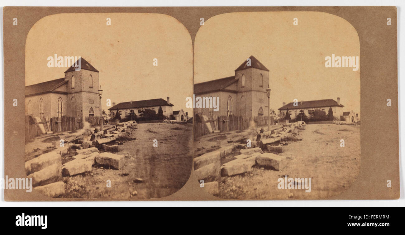 Vue historique de l'église écossaise de Sydney, montrant Jamieson Street vers l'ouest, avec Petty's Family Hotel visible. Scots Church, une structure emblématique de 1859, se dresse bien en vue le long de la rue. Banque D'Images
