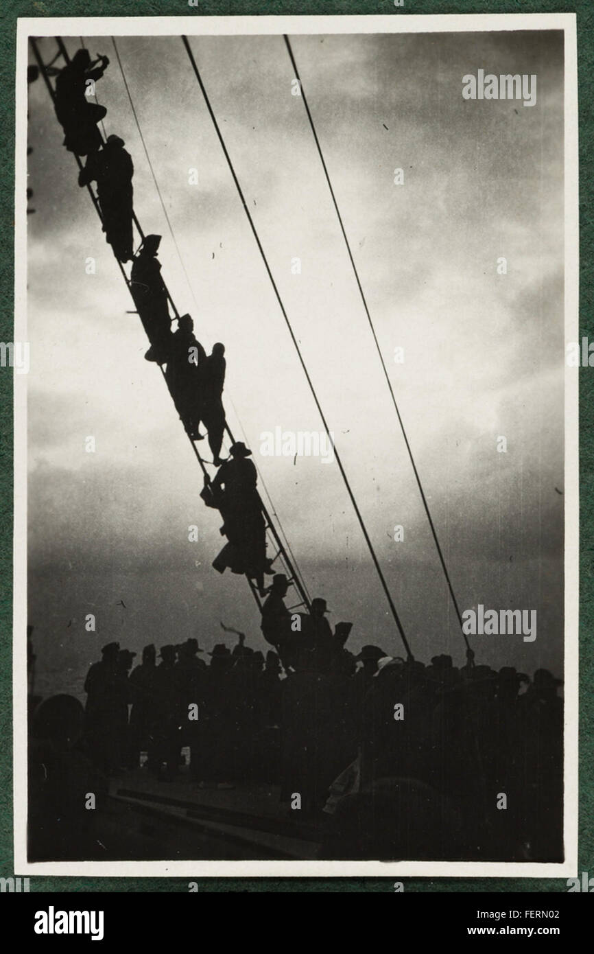 Une photographie historique de Sydney prise le 18 octobre 1914, capturant la ville pendant la première Guerre mondiale L'image montre des têtes qui passent, faisant probablement référence à des monuments emblématiques ou des navires dans le port, offrant un aperçu de l'état de la ville pendant la guerre. Banque D'Images