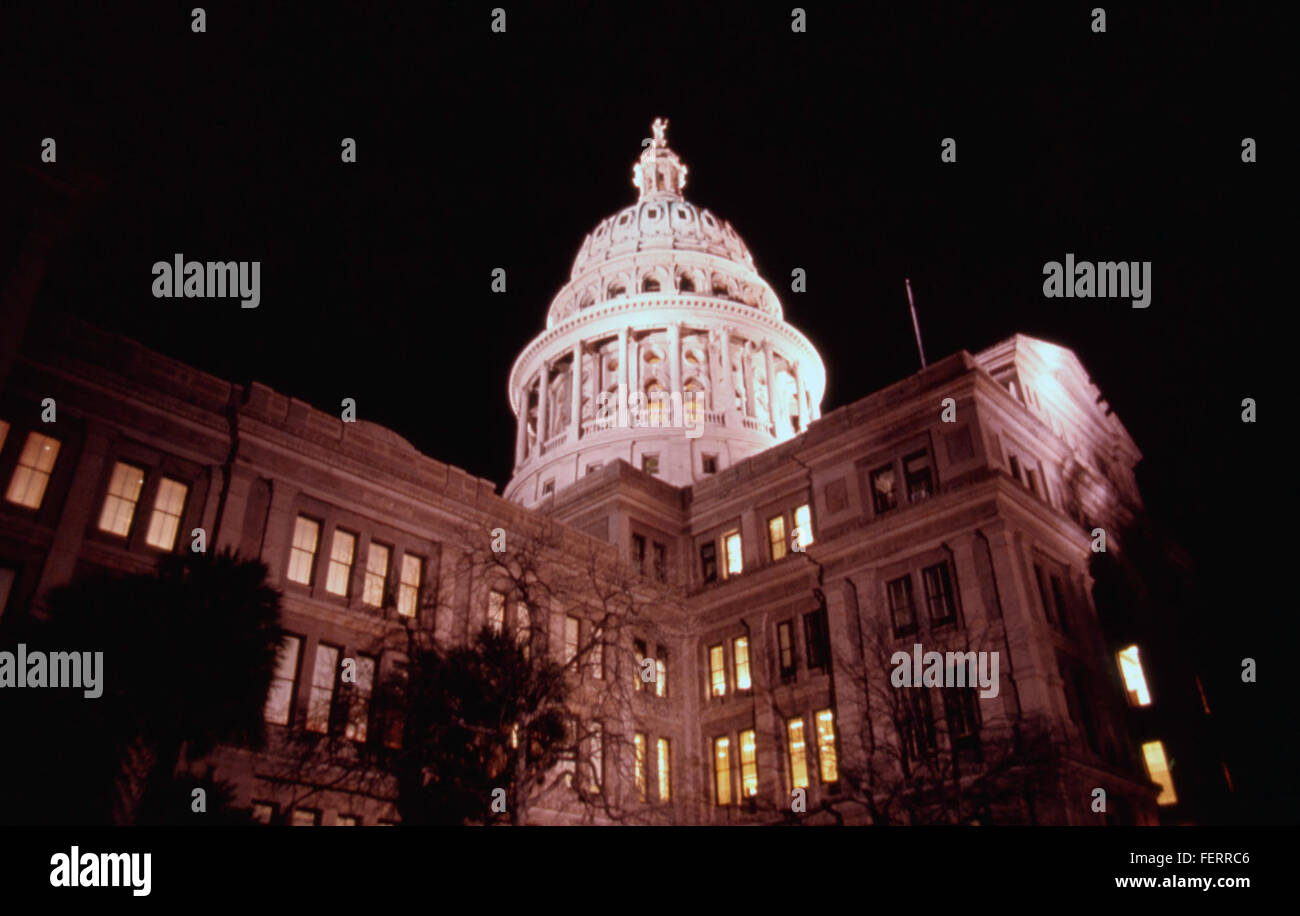 Le capitole de l'État du Texas à Austin est un symbole emblématique du gouvernement et de l'architecture. Cette image nocturne met en valeur la grandeur du bâtiment, avec son dôme éclairé et ses terrains environnants reflétant l'histoire de l'État et son importance législative. Banque D'Images