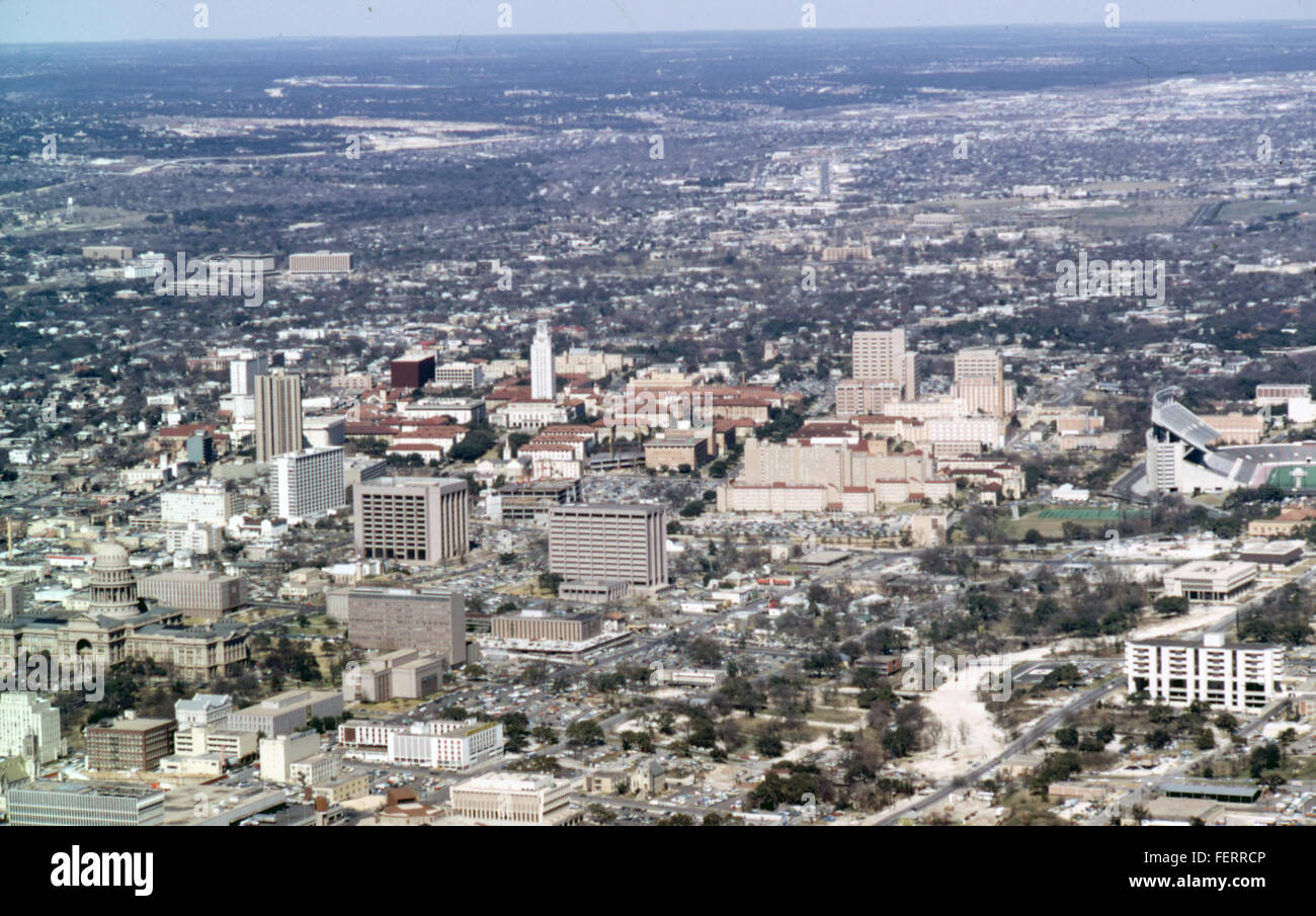 Une vue aérienne de la University of Texas Tower à Austin, mettant en valeur la structure emblématique et ses environs. La tour est un point de repère de l'université, représentant la réussite scolaire et la fierté universitaire. Banque D'Images