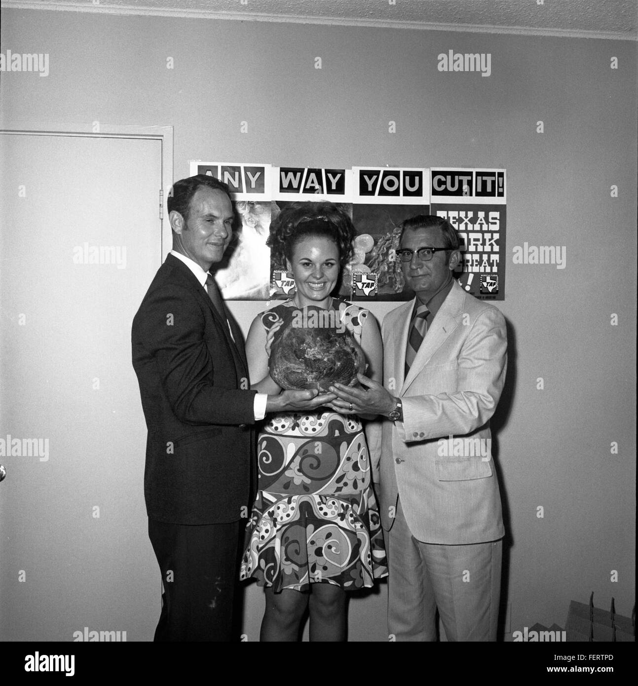 Photographie de 1970 de l'événement Pork Proclamation and Luncheon, où les dirigeants ont discuté des politiques de l'industrie du porc. L'image capture le rassemblement et reflète les discussions de politique agricole de l'époque. Banque D'Images