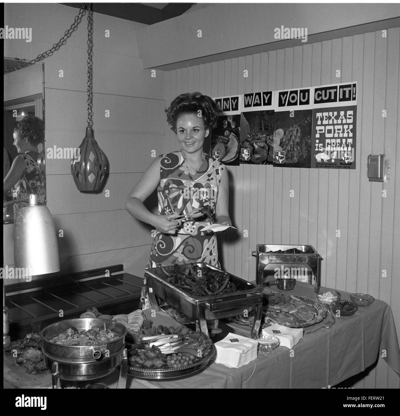 Un événement important en 1970, la Proclamation et le déjeuner sur le porc ont marqué un moment important dans la politique agricole, faisant la promotion du porc comme source précieuse de nutrition. Des dirigeants de l'industrie et des décideurs ont assisté au déjeuner, soulignant le rôle du porc dans l'alimentation et l'économie américaines. Banque D'Images