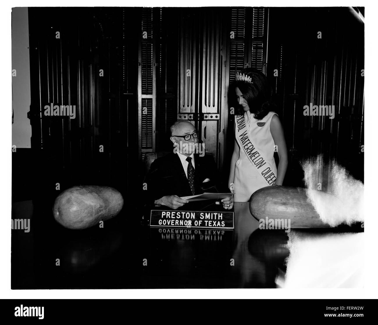 Une photographie de 1970 montrant le gouverneur du Texas Preston Smith aux côtés de la pastèque Queen lors d'un événement célébrant l'agriculture et la culture locale au Texas. L'image symbolise la fierté régionale et les événements communautaires. Banque D'Images