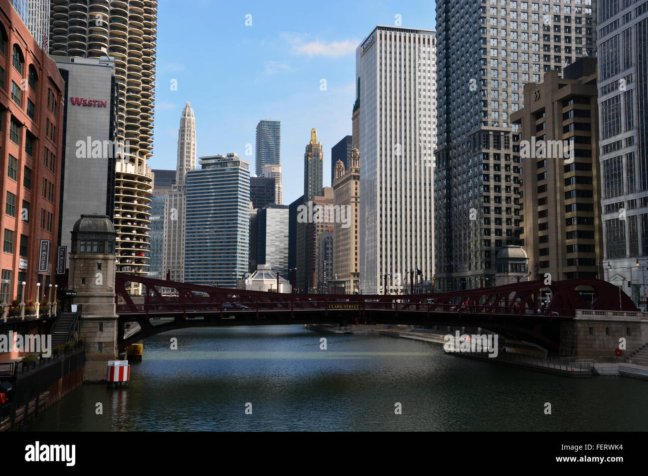 À l'est vers le bas de la rivière Chicago. Banque D'Images