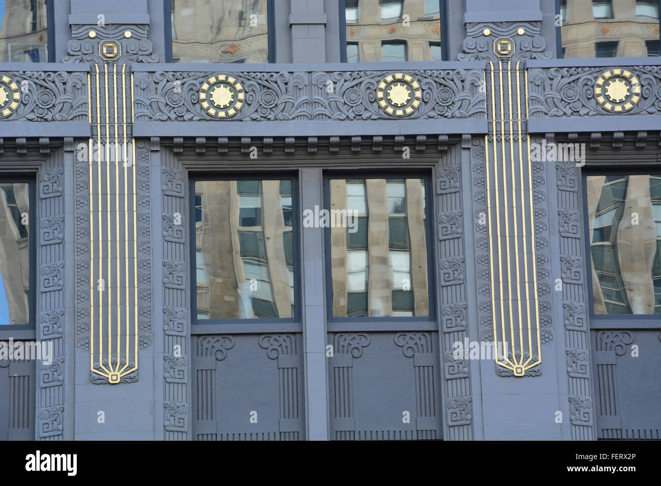 Terre cuite Art Déco le long de la façade de l'immeuble Wacker Drive à Chicago en Illinois. Banque D'Images