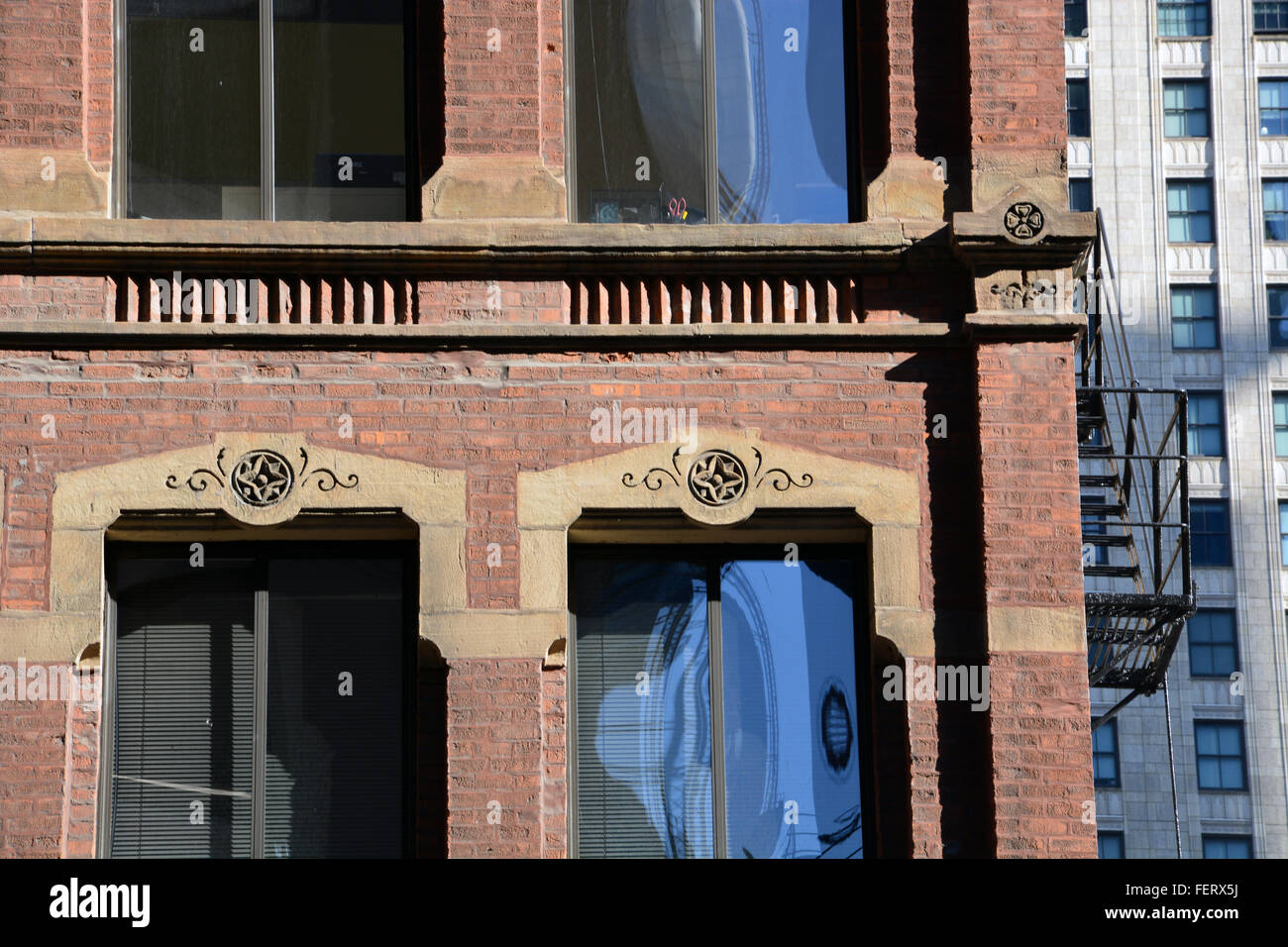 Châssis de fenêtre en pierre calcaire typique de l'architecture de Chicago du début du xxe siècle. Banque D'Images