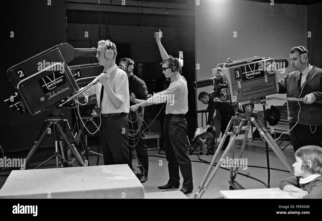 Cette photographie capture le tournage d'une émission de télévision au studio de Frenckell à Tampere, Finlande, le 1er février 1965. Le studio, qui fait partie de l'histoire médiatique de la Finlande, a été un lieu clé pour les productions télévisées dans les années 1960 Banque D'Images