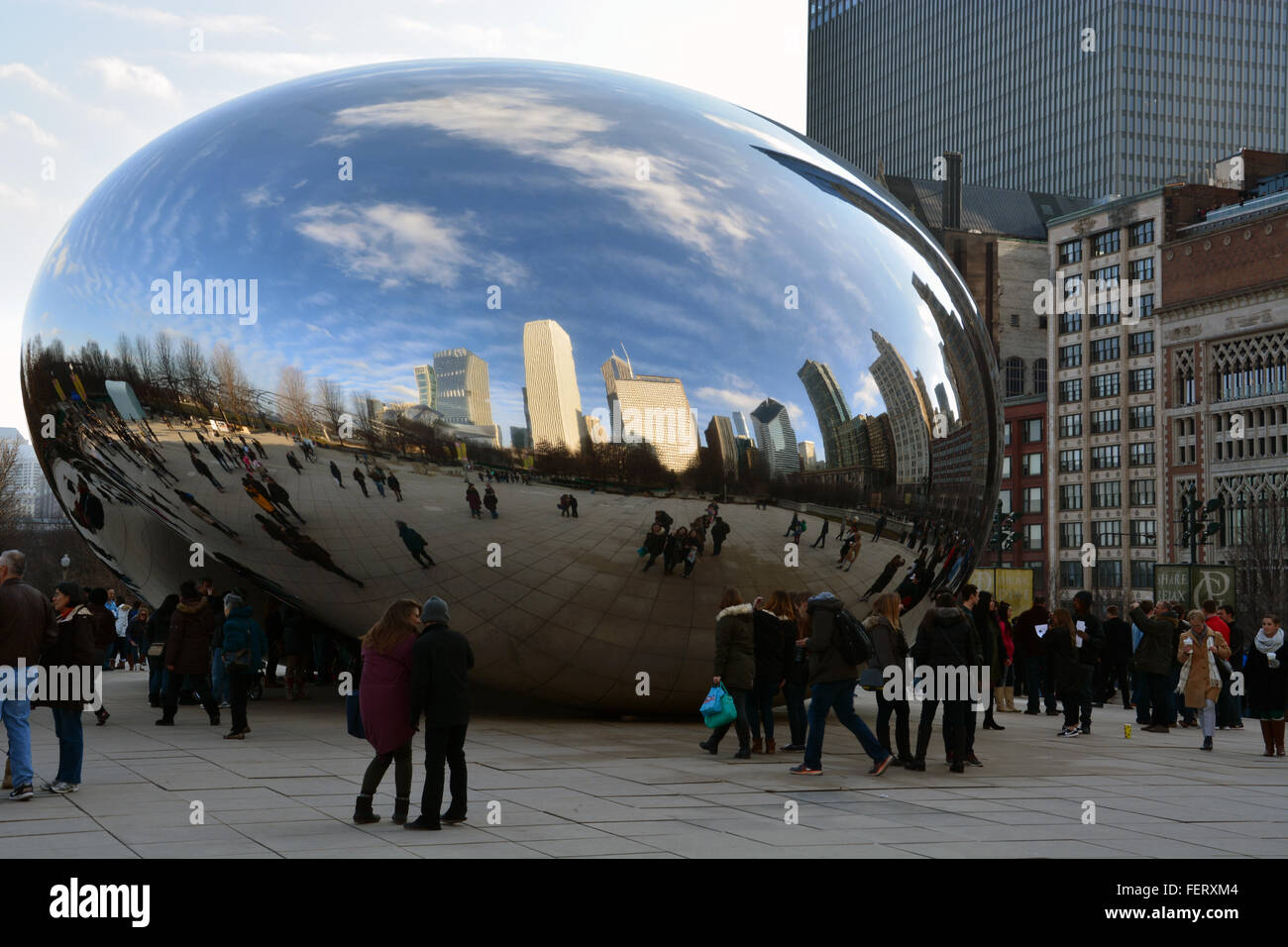 La ville se reflète dans la Cloud Gate aussi connu sous le nom de bean dans le Millennium Park, Chicago Illinois. Banque D'Images