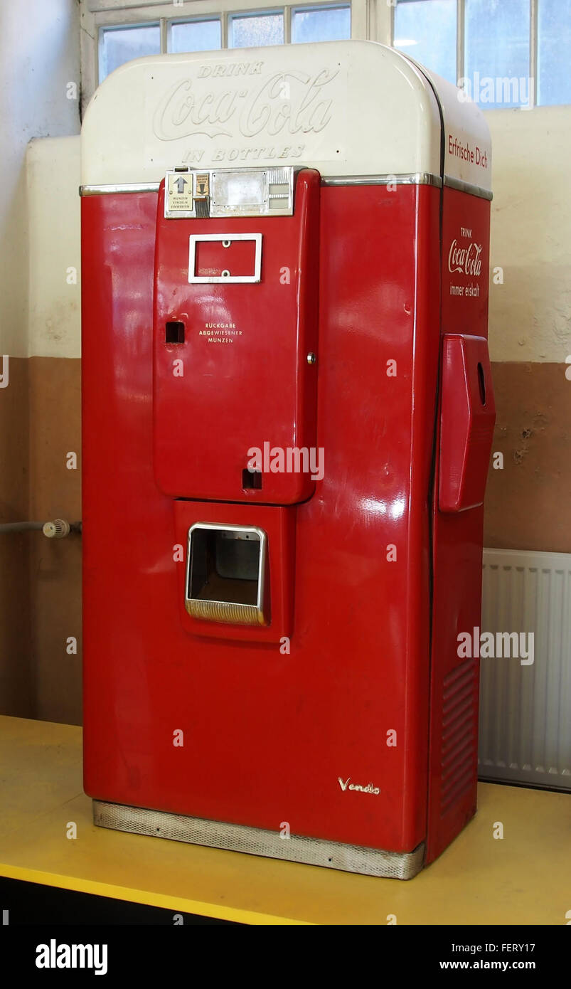 L'image montre un distributeur Coca-Cola vintage, mettant en valeur son design classique et son image de marque. Cet objet de collection fait partie de la collection de publicités et de souvenirs historiques de Coca-Cola. Banque D'Images
