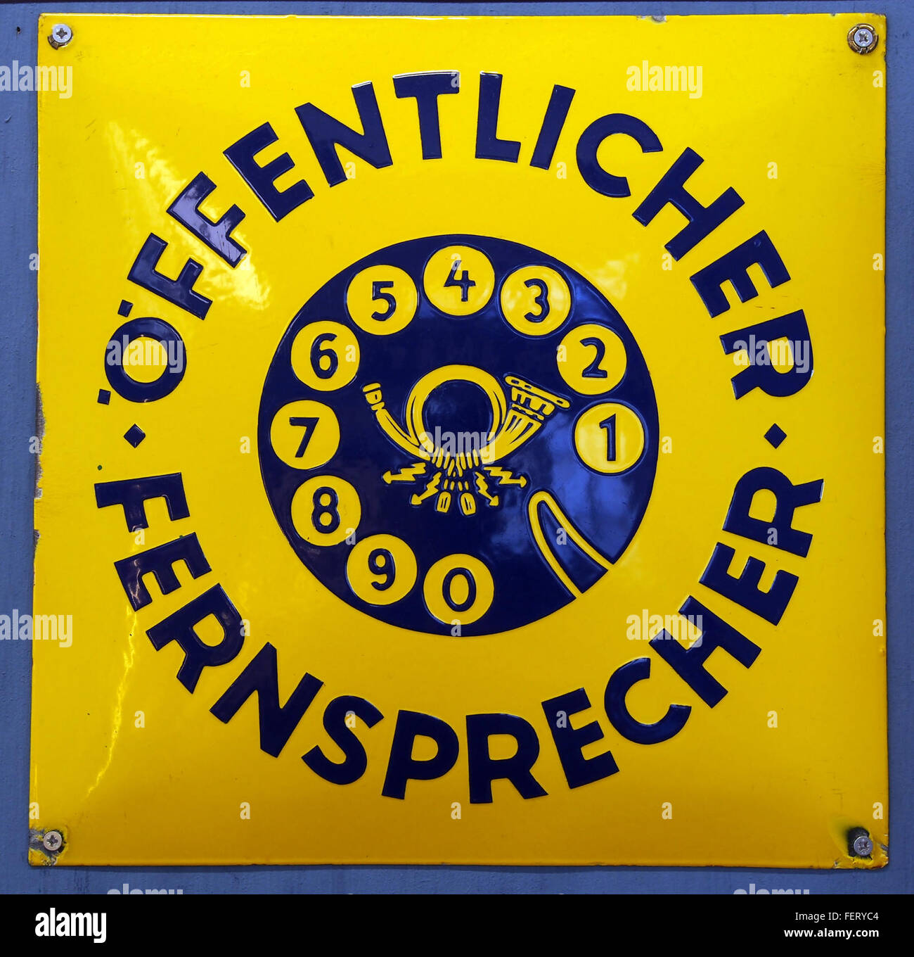 Le C396ffentlicher Fernsprecher est un panneau publicitaire en émail pour un téléphone public. Ces panneaux vintage étaient couramment utilisés pour annoncer les cabines téléphoniques publiques, en particulier au milieu du XXe siècle. Banque D'Images