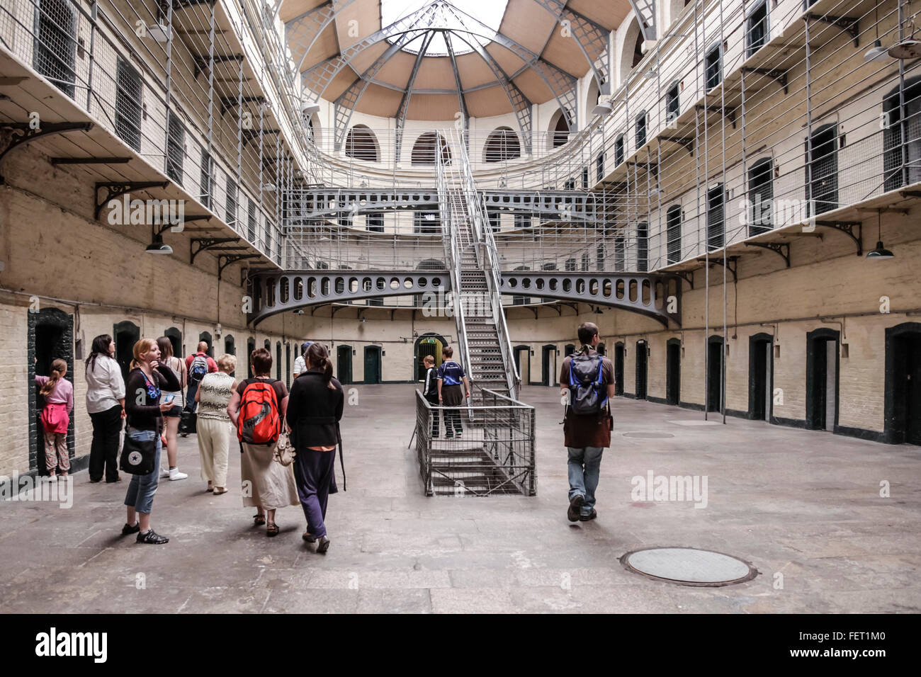 Un groupe de touristes dans l'aile de Kilmainham Gaol, tristement célèbre prison historique de Dublin, République d'Irlande. Banque D'Images