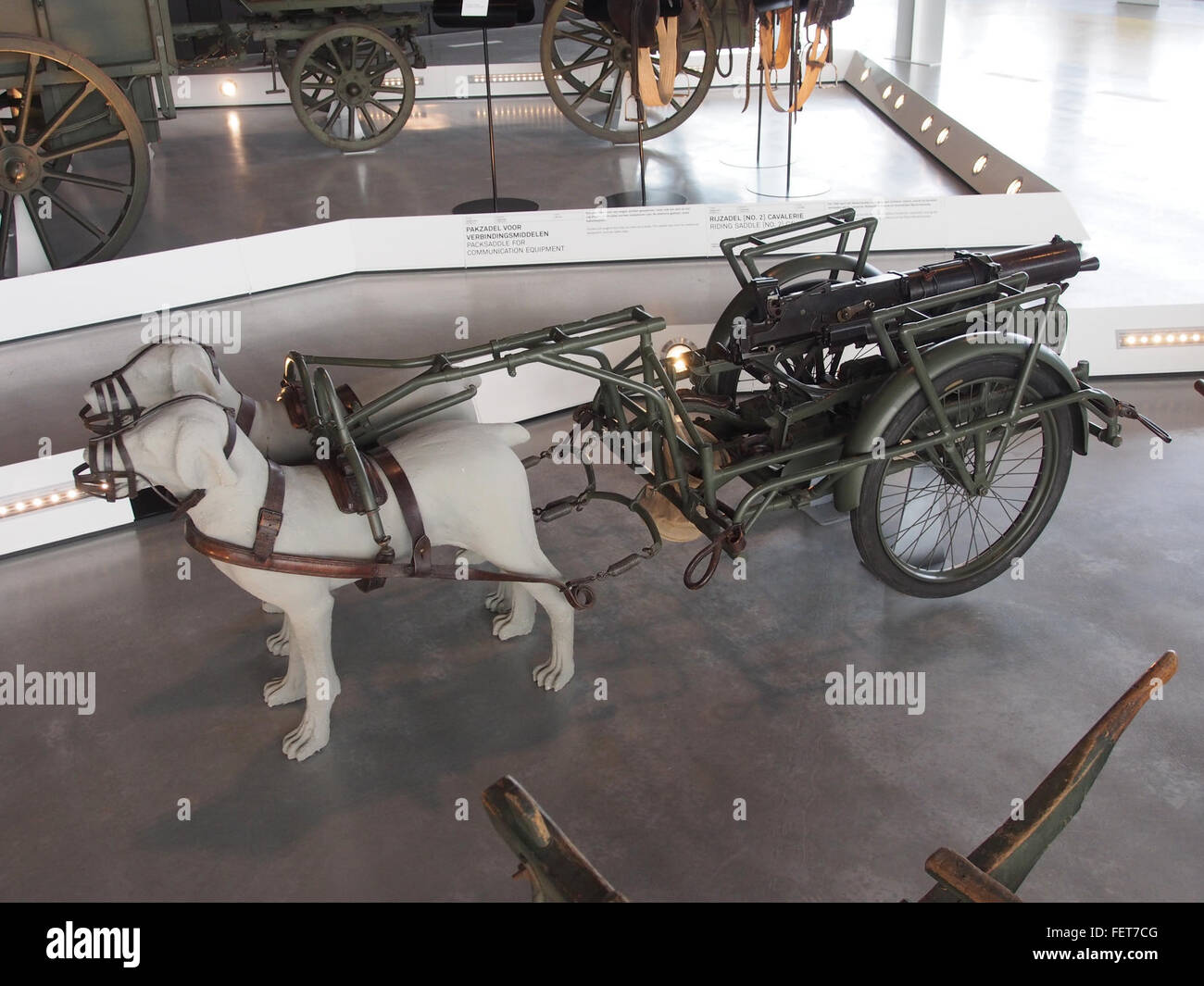 Le Hondenkar met Mitrailleur, modèle de 1915, est un véhicule historique utilisé au début du XXe siècle. Cette charrette tirée par des chevaux était équipée d'une mitrailleuse, fournissant une plate-forme de défense mobile pendant les opérations de guerre. Banque D'Images