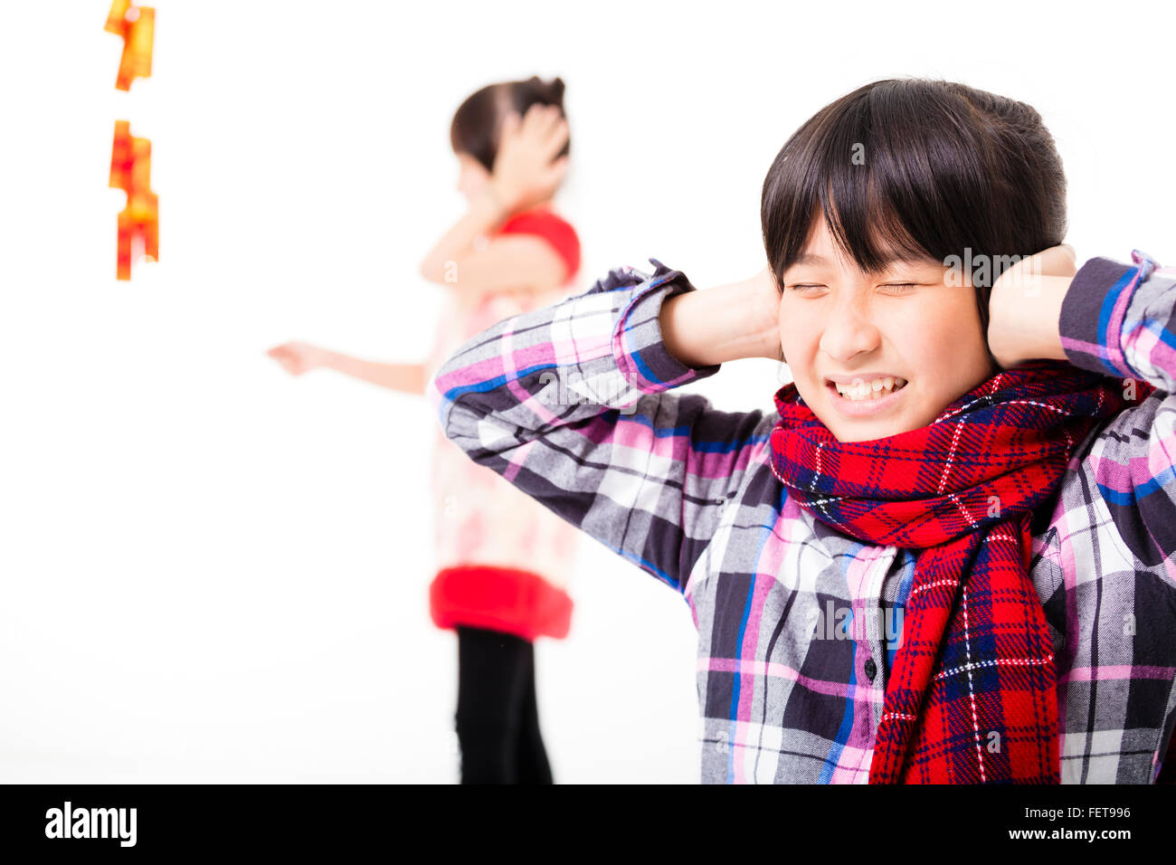 Joyeux Nouvel An chinois. enfants jouant avec des pétards Banque D'Images