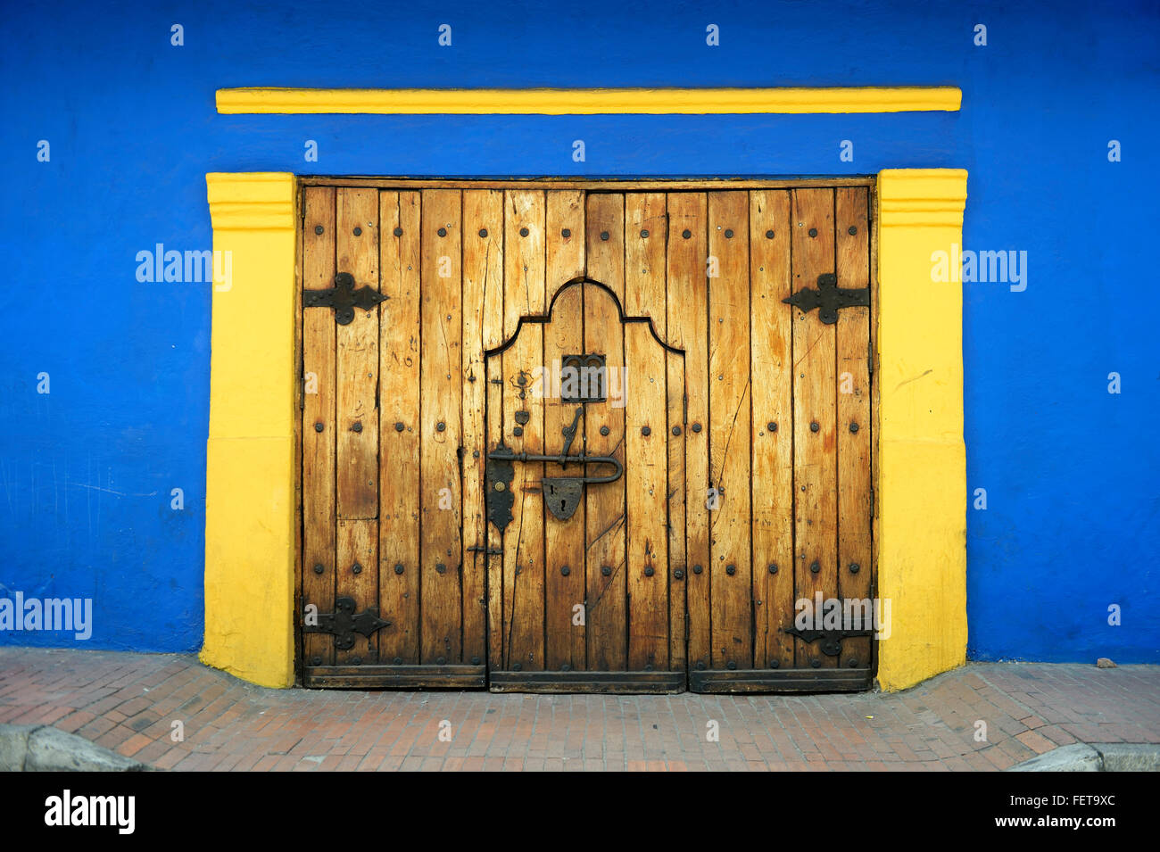 Vieille porte en bois avec serrure, La Candelaria, Bogotá, Colombie Banque D'Images