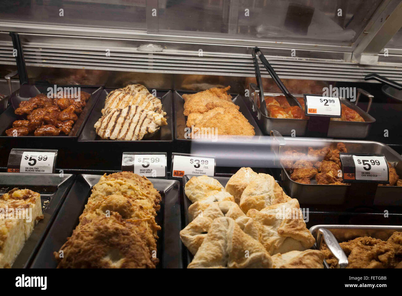 Les aliments préparés au comptoir de charcuterie au supermarché dans le Massachusetts. Banque D'Images