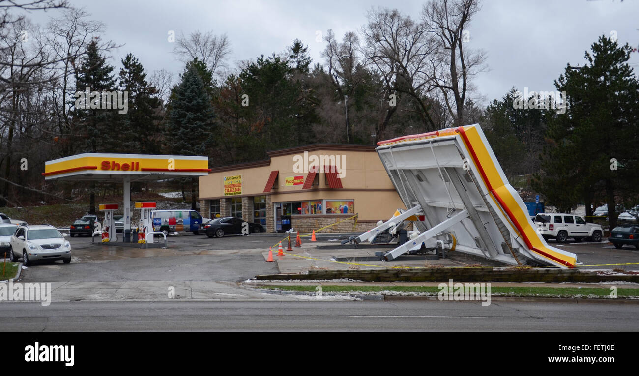 ANN Arbor, MI - Décembre 29 : Une station canopy est illustré dans un axe, MI Décembre 29, 2015, le jour après qu'elle s'est effondrée pendant Banque D'Images