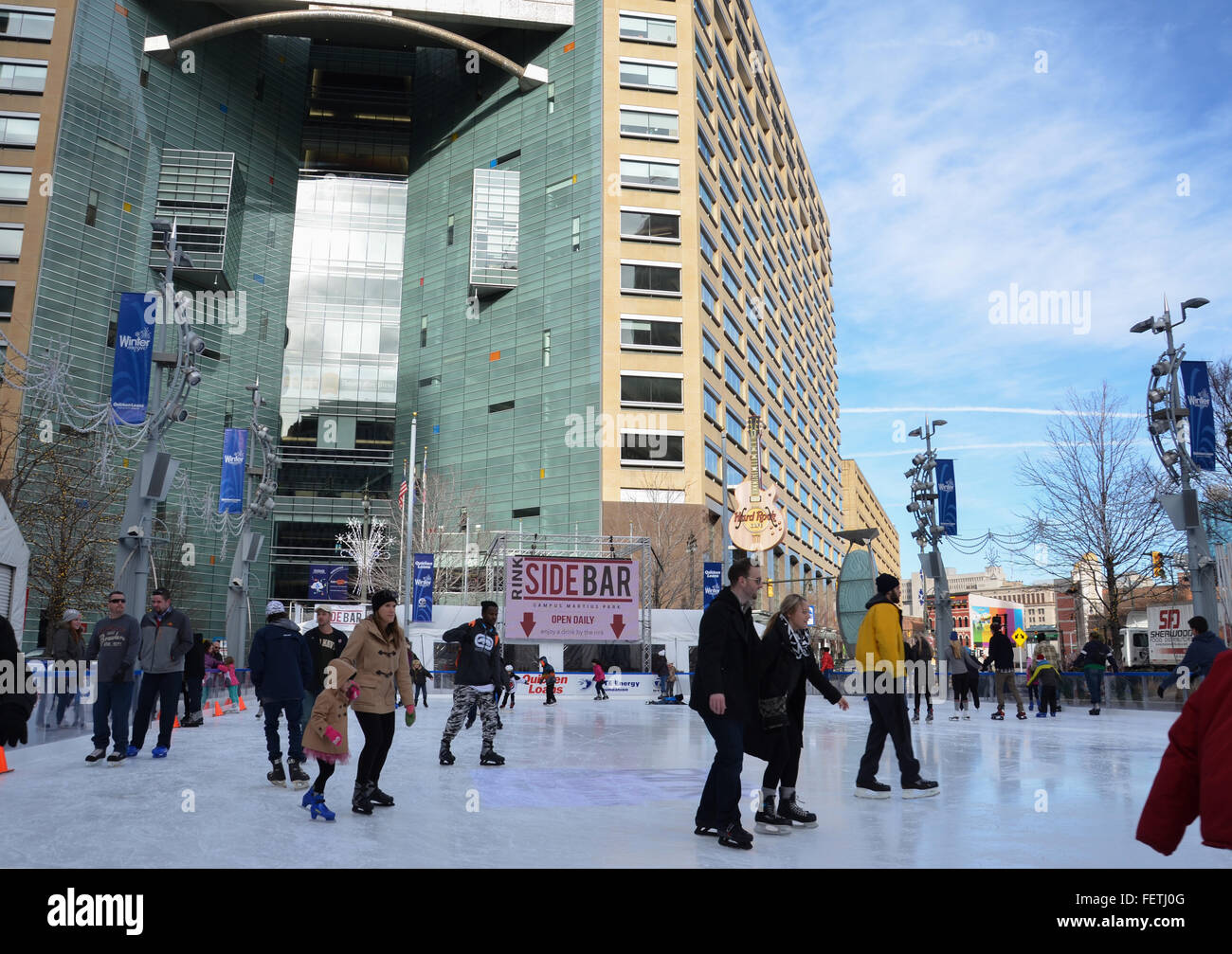 DETROIT, MI - Décembre 24 : Les gens de patins dans la patinoire du parc Campus Martius au centre-ville de Detroit, MI, le 24 décembre 2015. Banque D'Images