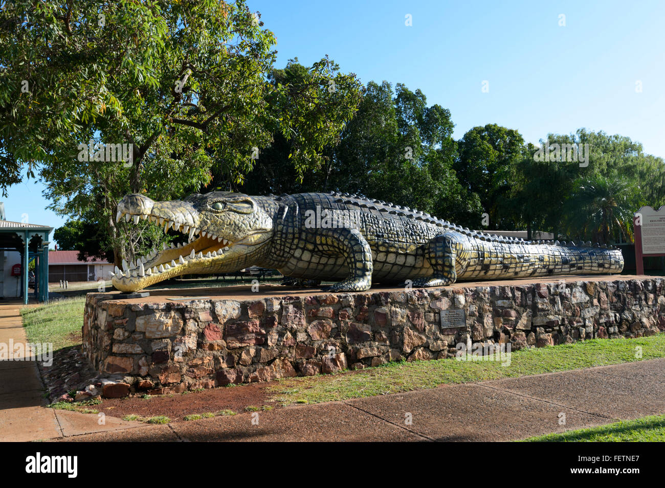 Krys, le Crocodile à Normanton, Queensland, Australie, est un modèle à taille réelle (8.6m) de l'Australie a connu le plus grand crocodile, whi Banque D'Images